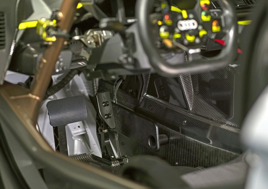 Интерьер Audi R8 LMS GT2 2019 года  (фото 18 из 40)